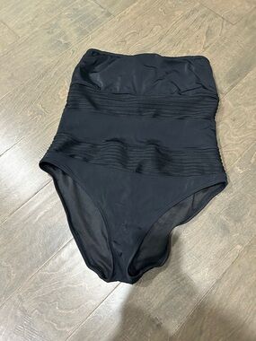 Victoria’s Secret Women's Black Strapless One-Piece Swimsuit